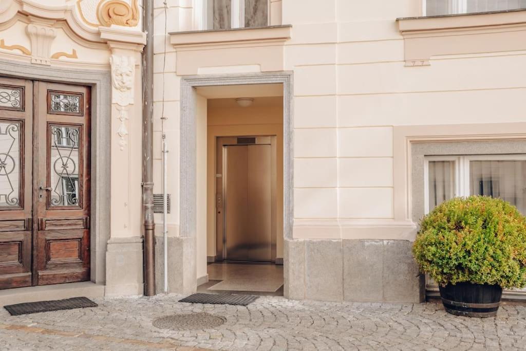 Magnificent Historical Penthouse In The Heart Of Prague Apartment Exterior photo